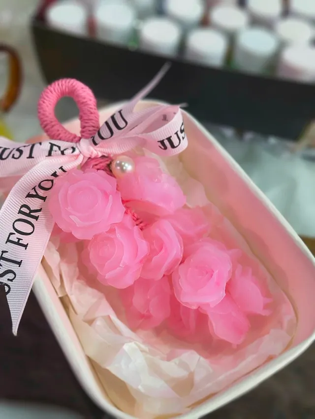 Chùm xà phòng hoa hồng màu hồng trong hộp lót giấy lụa, nơ Just For You