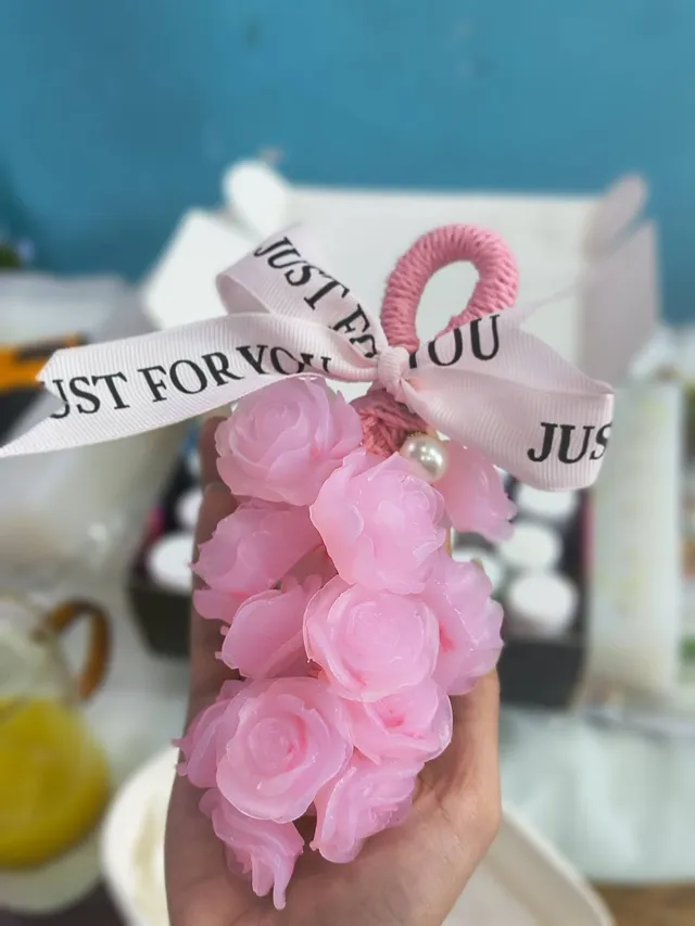 Chùm xà phòng hình hoa hồng màu hồng cầm trên tay, nơ Just For You
