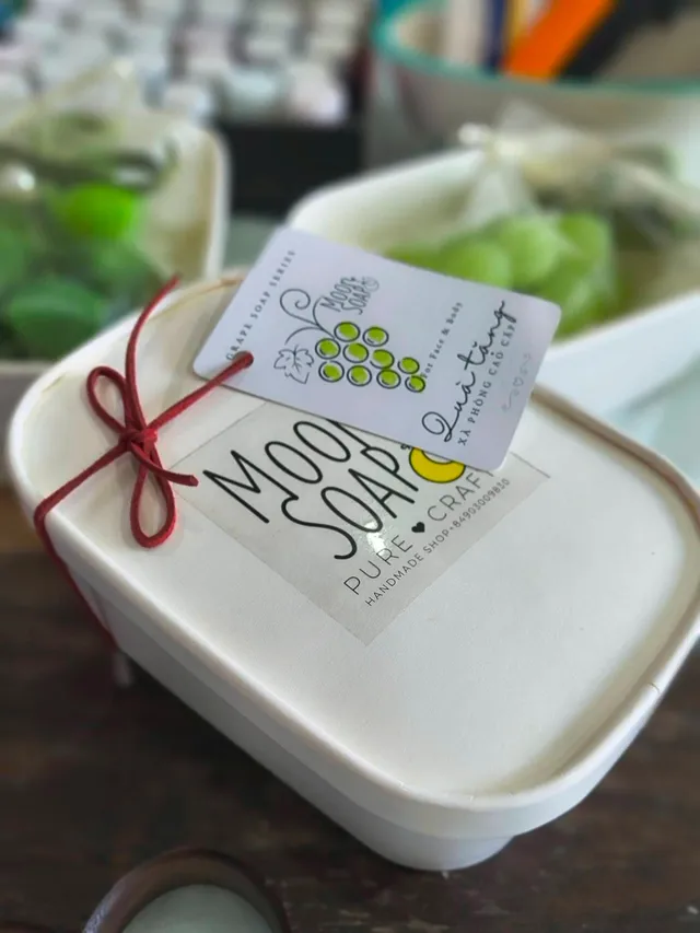 Hộp quà Moon Soap buộc dây đỏ, kèm thẻ quà tặng Grape Soap Series