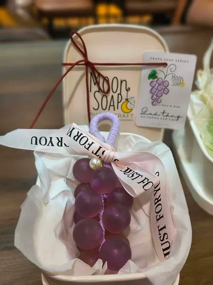 Chùm xà phòng hình nho tím, nơ ruy băng hồng in chữ Just For You